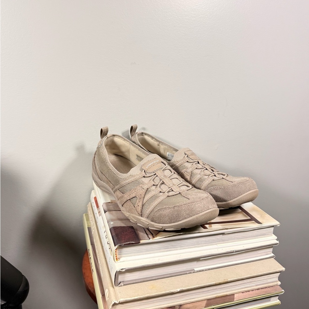 Skechers Women’s Arch Fit Beige Casual Sneakers Size 8.5